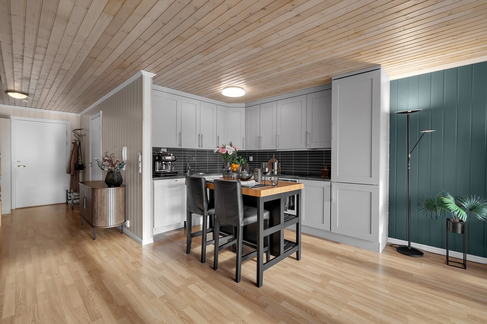 Innholdsrikt kjøkken med mye oppbevaring Galleribilde