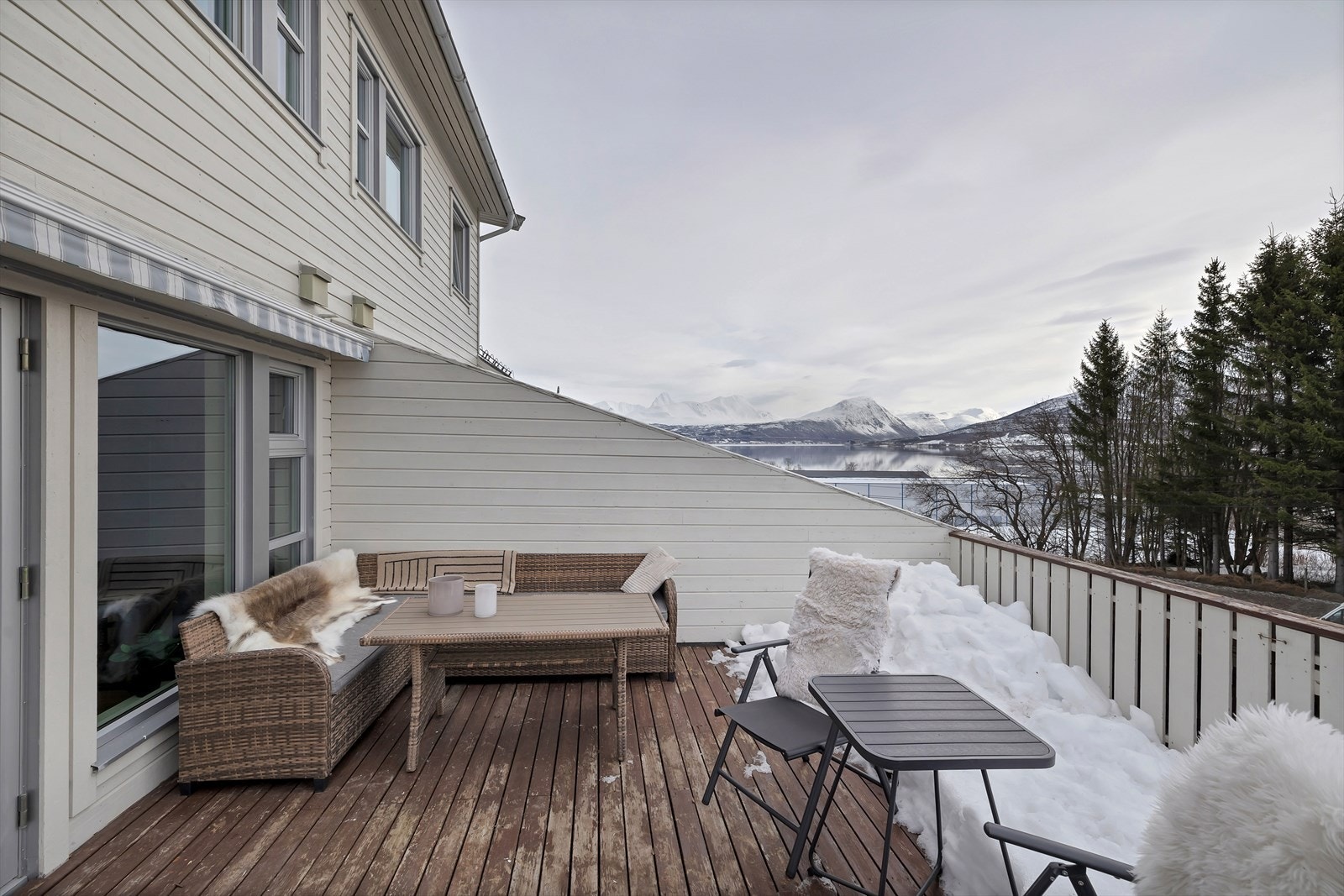 God plass til spisegruppe og stoler Galleribilde