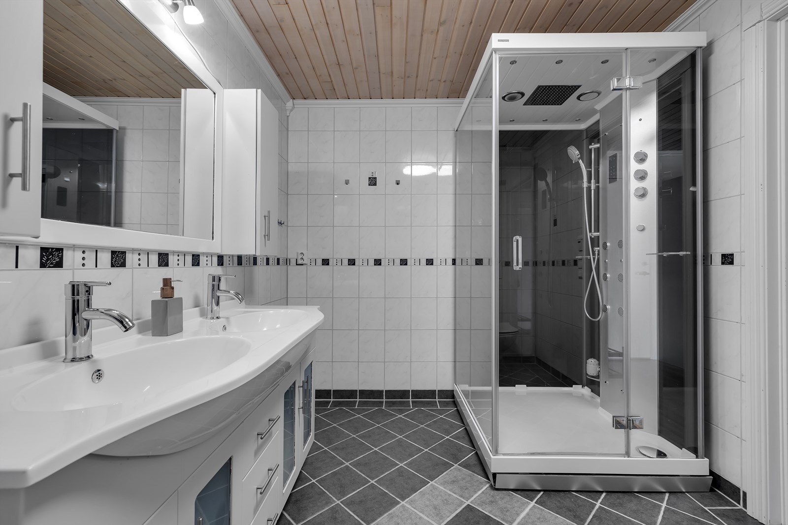 God plass til dusj og annet møblement Galleribilde