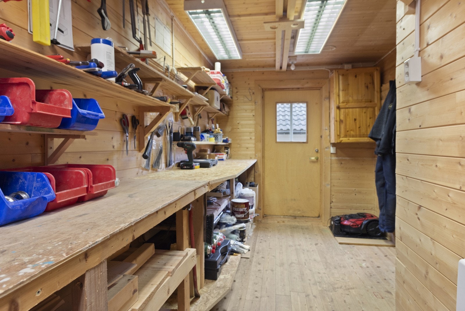 Isolert bod / verksted i garasjen. Galleribilde