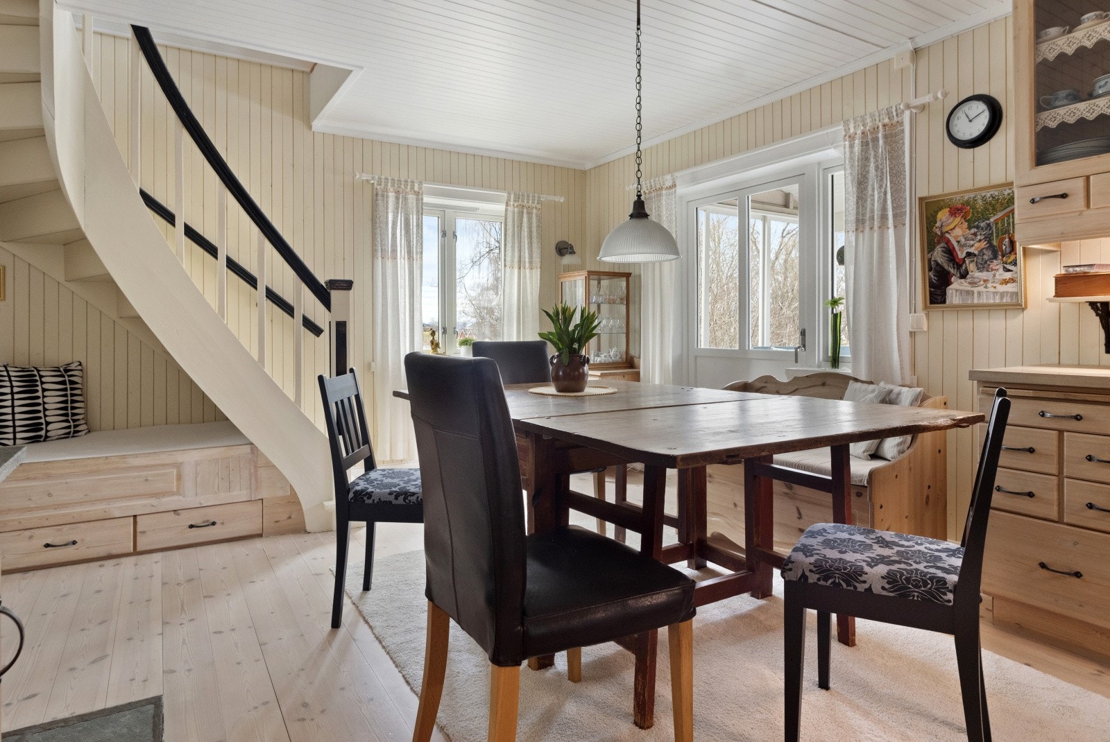 Kjøkkenet har plass til et stort spisebord. Galleribilde