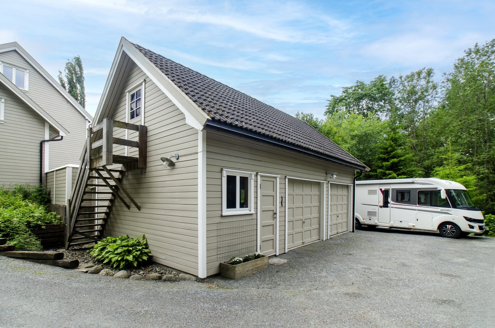 Romslig dobbeltgarasje med isolert bod samt godt med lagringsplass på loft. Galleribilde