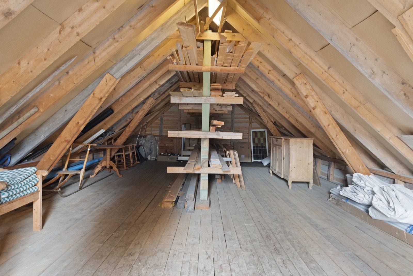 Lagringsplass på garasjeloft. Galleribilde