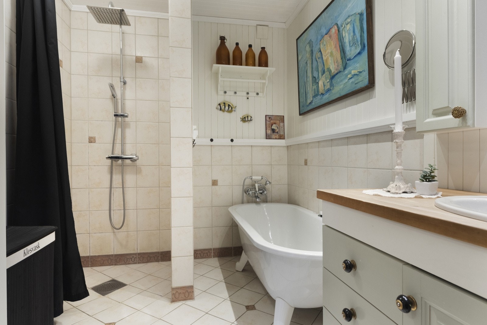 På badet finnes både dusj og badekar. Galleribilde