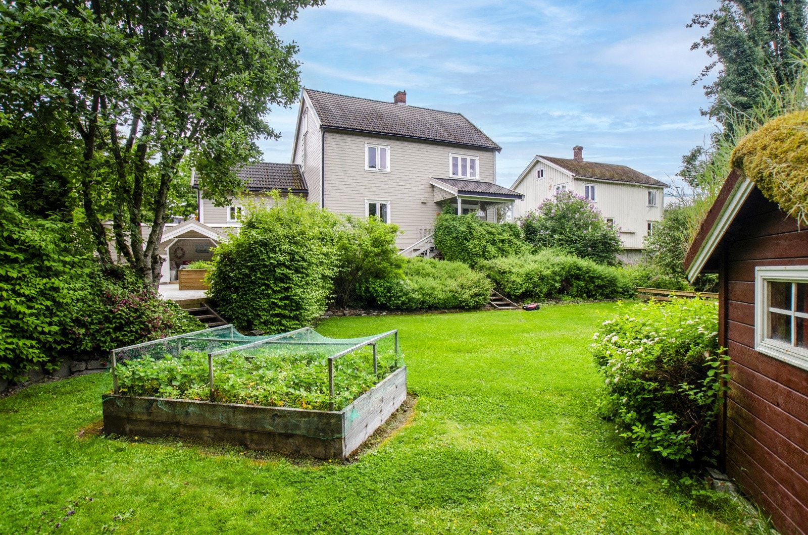 En sjarmerende enebolig med svært sentral beliggenhet og skjermet tomt. Galleribilde