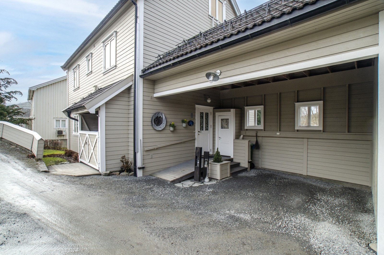 Takoverbygd inngangsparti med carport. Galleribilde