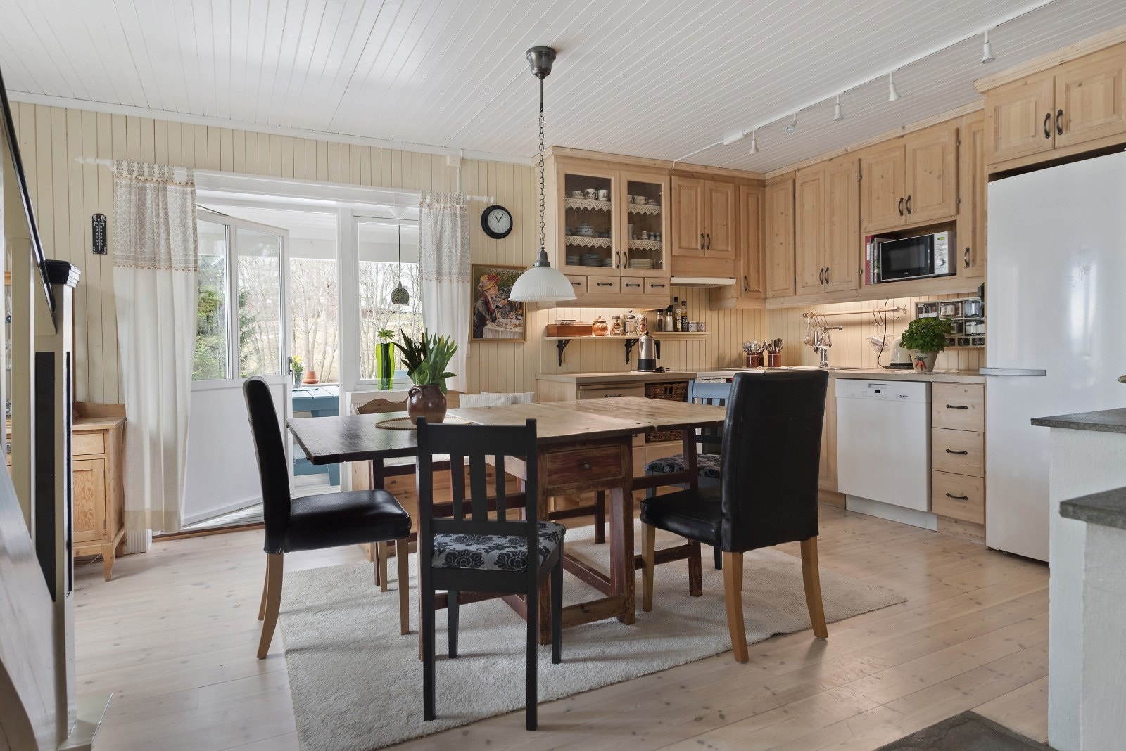 Romslig kjøkken med utgang til balkong. Galleribilde