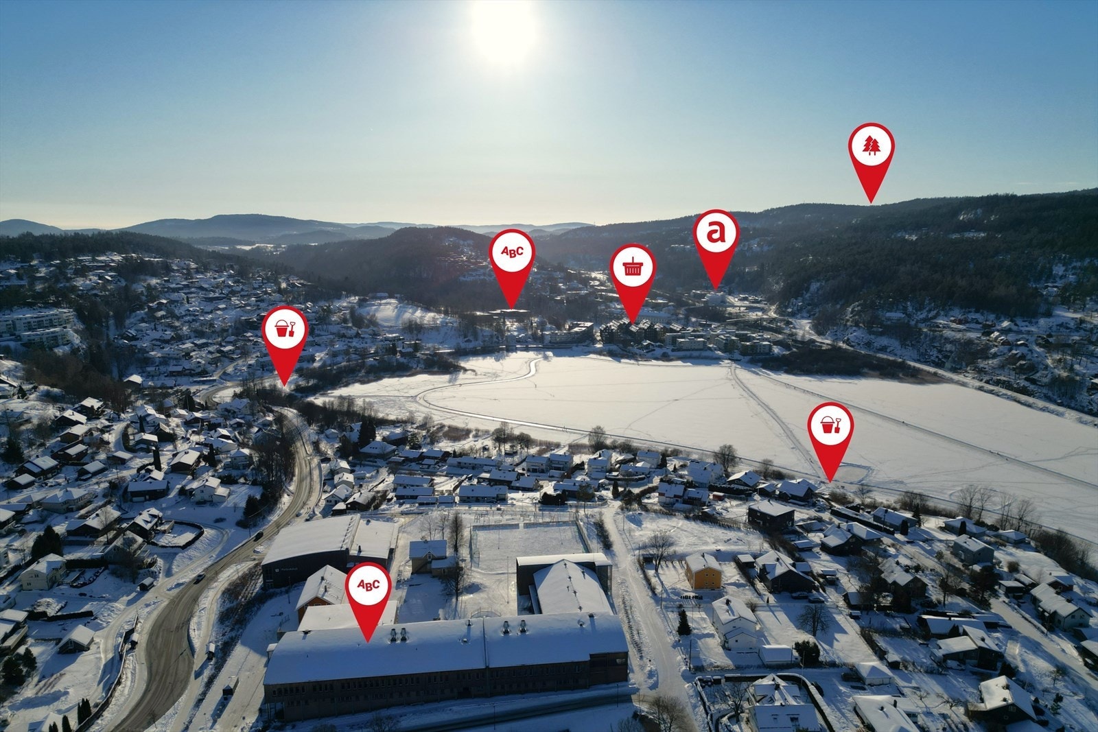 Markører fra venstre: Kloppedalen med tuftepark, volleyballbane og badebrygge, Heggedal barneskole, Hovedgården ungdomsskole, Heggedal Sentrum, Boligen, Gjellumstranda og Blåfjell. Galleribilde