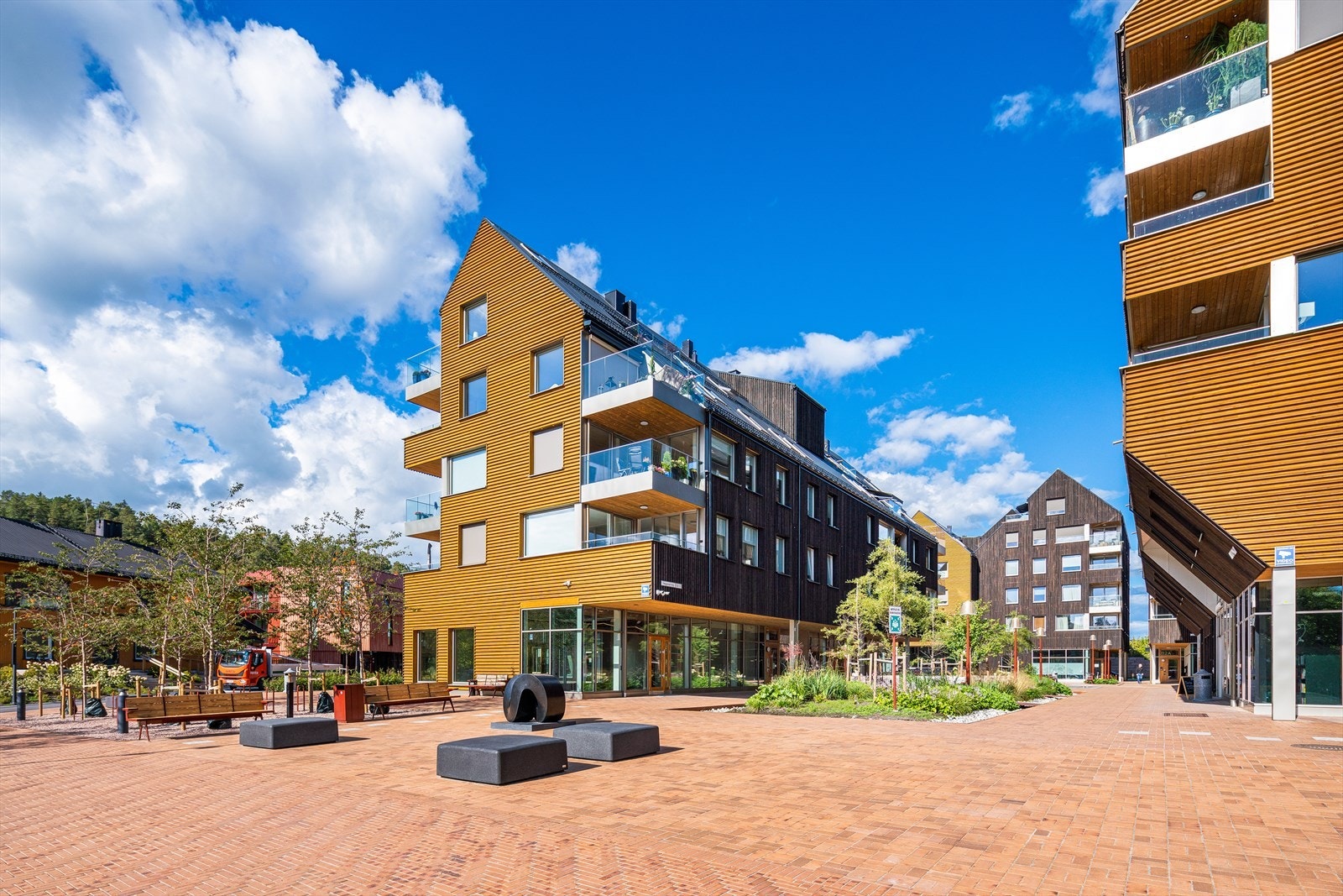 Heggedal Sentrum er i gangavstand fra leiligheten med bibliotek, café, KIWI, treningssenter og flere restauranter m.m. Galleribilde