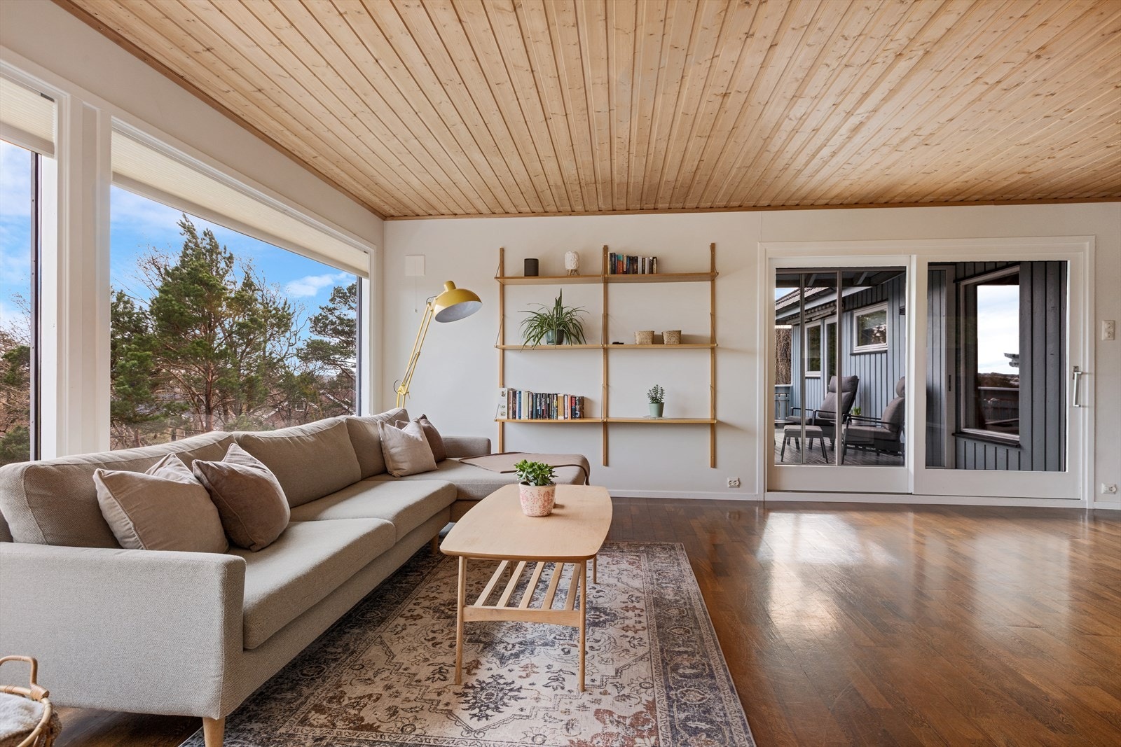 Stuen fremstår som et lyst og innbydende oppholdsrom med store vindusflater som gir rikelig med naturlig lys og fin utsikt. Galleribilde