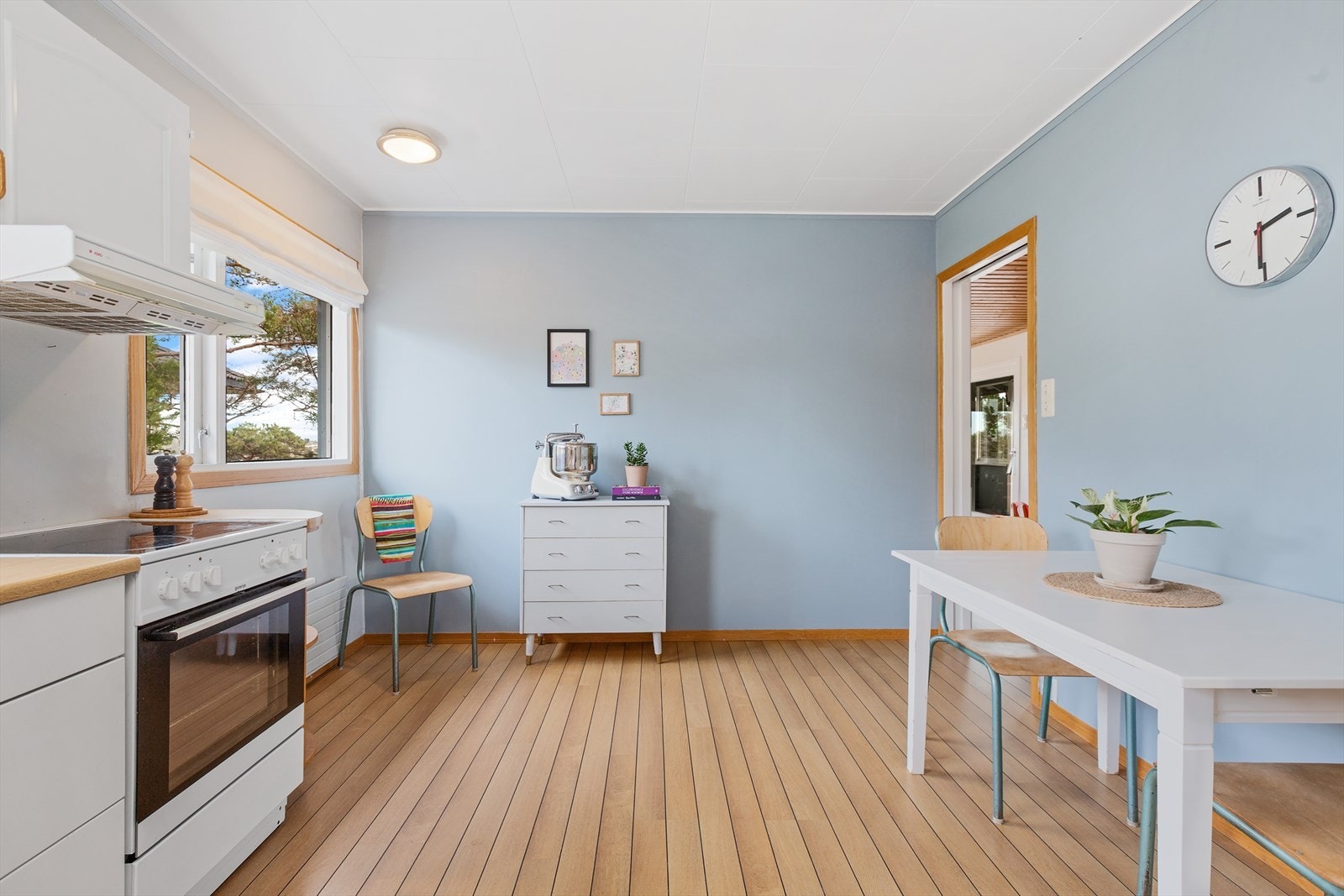 Kjøkkenet fremstår som et lyst og trivelig rom med god plass til en egen spiseplass. Galleribilde