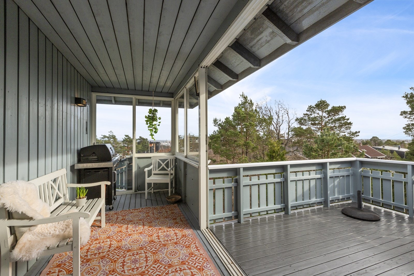 Eiendommen har også en hyggelig, innglasset balkong på 11 m². Det gjøres oppmerksom på at innglassingen ikke er godkjent. Galleribilde