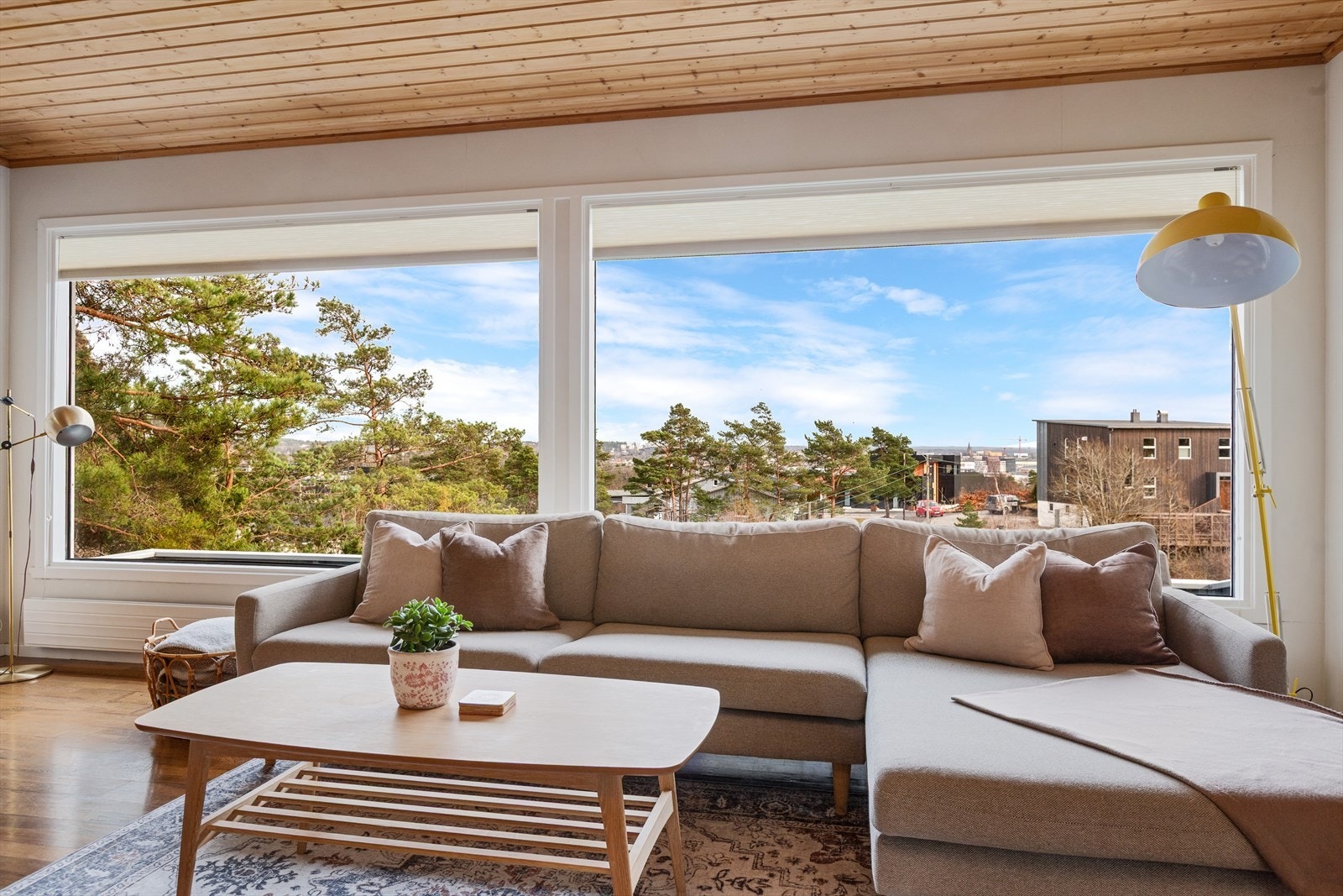 Fra stuen kan du nyte flott utsikt mot grønne omgivelser og nærområdet. Galleribilde