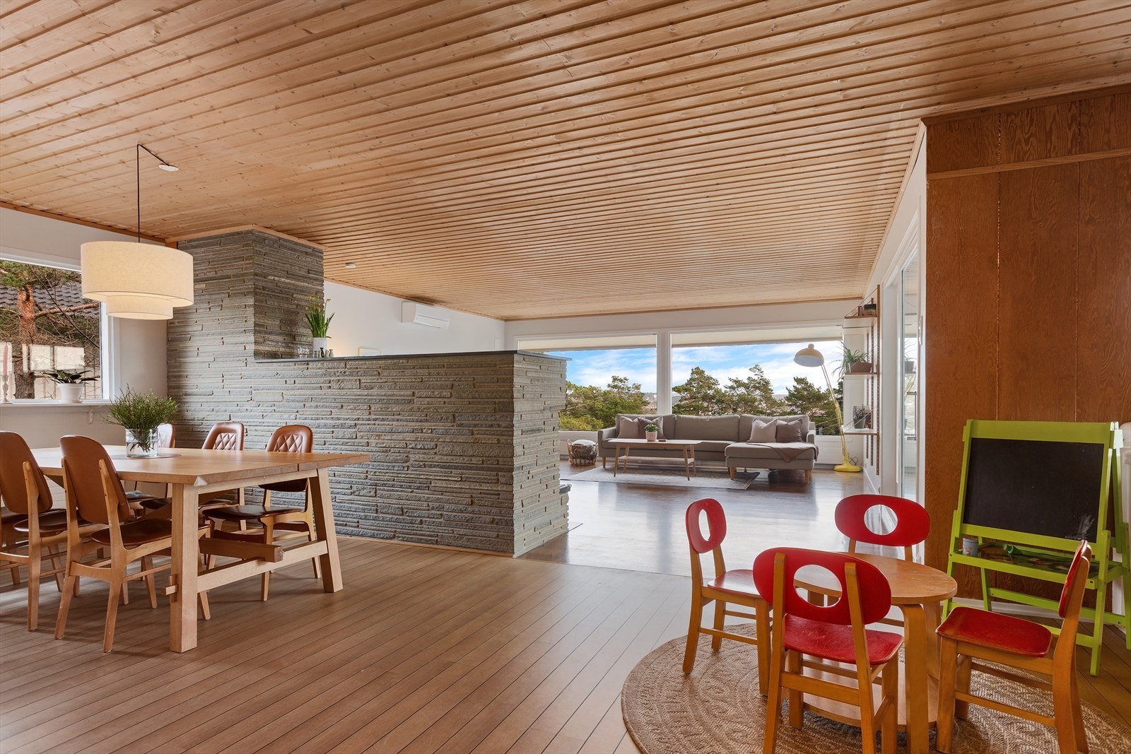 Den åpne og gjennomgående løsningen mellom spiseplassen og stuen gir et luftig og sosialt oppholdsareal som egner seg godt for både hverdagsliv og sammenkomster. Galleribilde