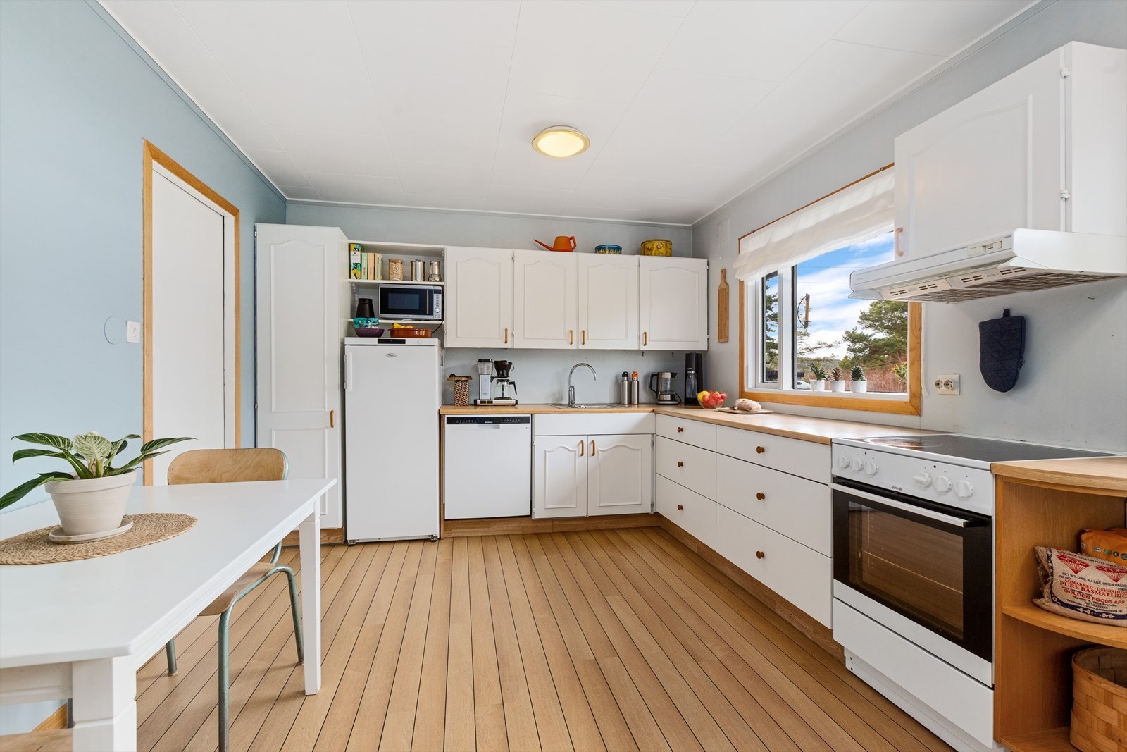 Innredningen har nisjer for frittstående komfyr, oppvaskmaskin og kjøleskap. Galleribilde