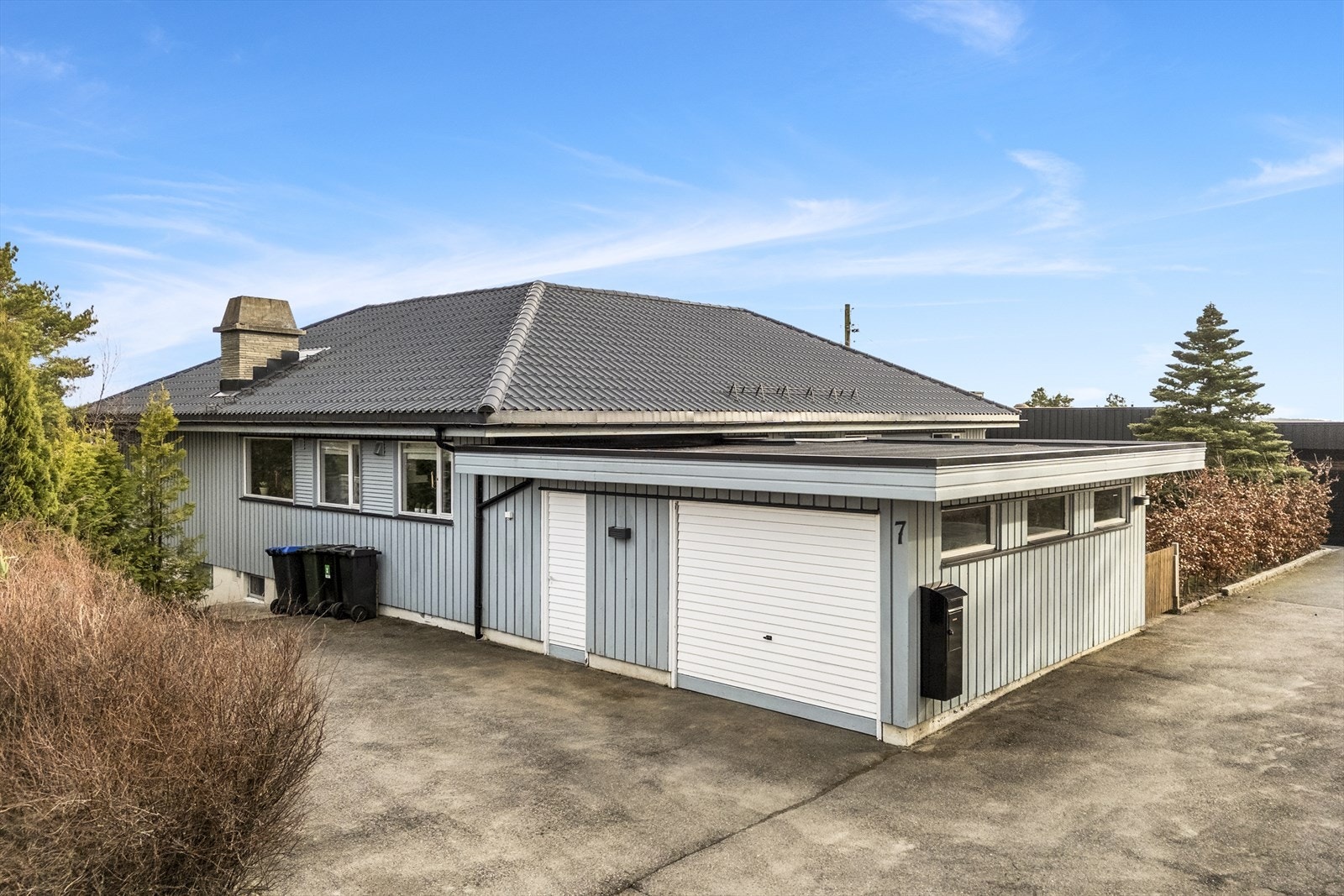 Parkering i egen garasje og parkingsplass på egen eiendom. Galleribilde