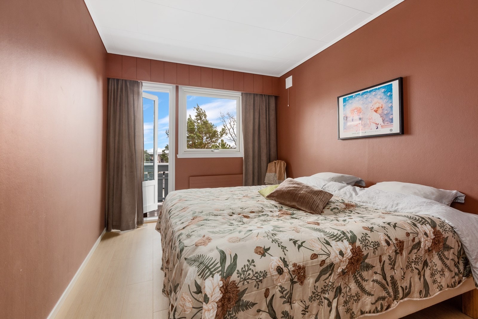 Hovedsoverommet er utstyrt med skap og har direkte utgang til terrassen. Galleribilde