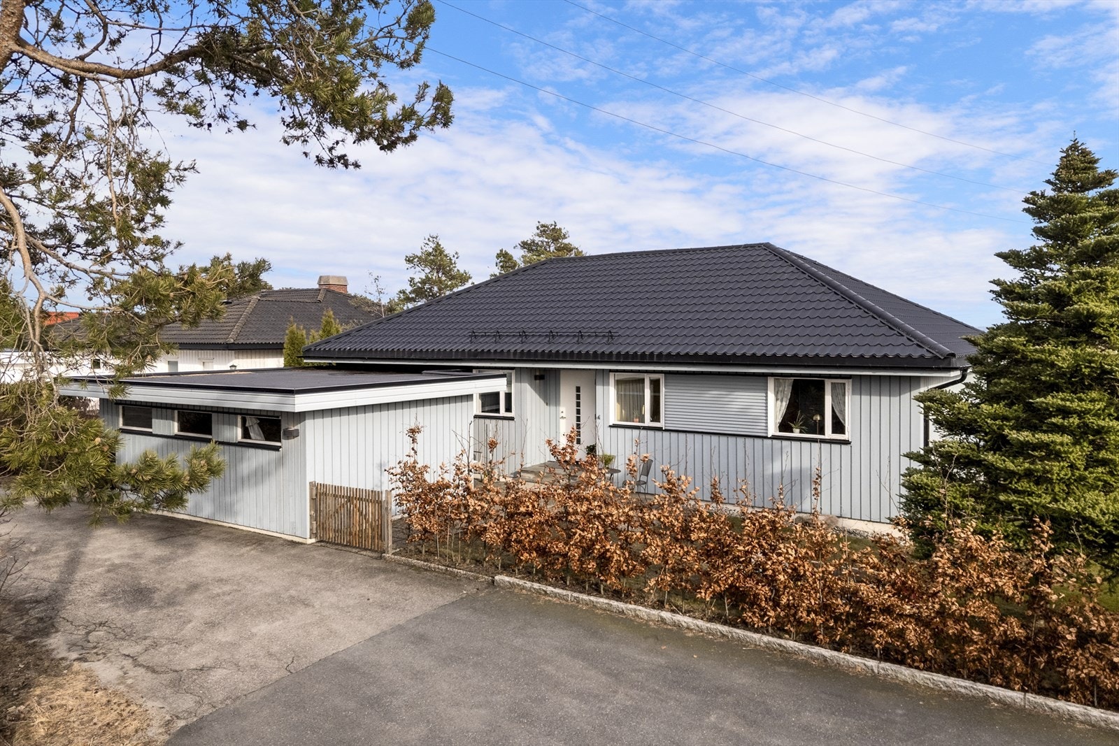 Terrengforhold bestående av asfalt, steinbelagte partier og grus. Galleribilde