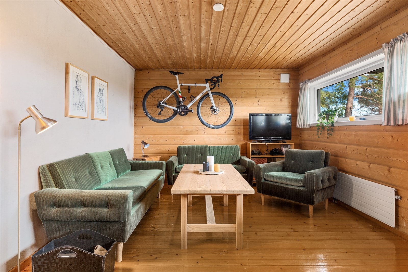 Praktisk kjellerstue, perfekt som ungdomsavdeling eller ekstra oppholdsrom. Galleribilde