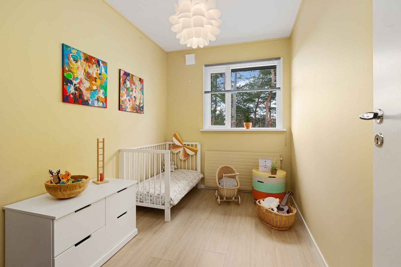 Soverommene kan enkelt tilpasses ulike behov, enten du ønsker kontor, gjesterom eller barnerom, gir planløsningen stor fleksibilitet. Galleribilde