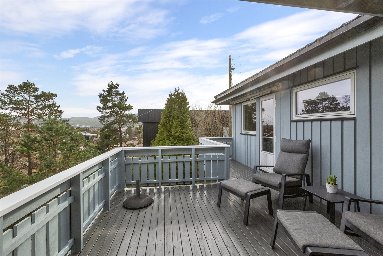 Her er det god plass til både sittegruppe og loungemøbler, noe som gjør terrassen ideell for både avslapning og hyggelige samvær. Galleribilde