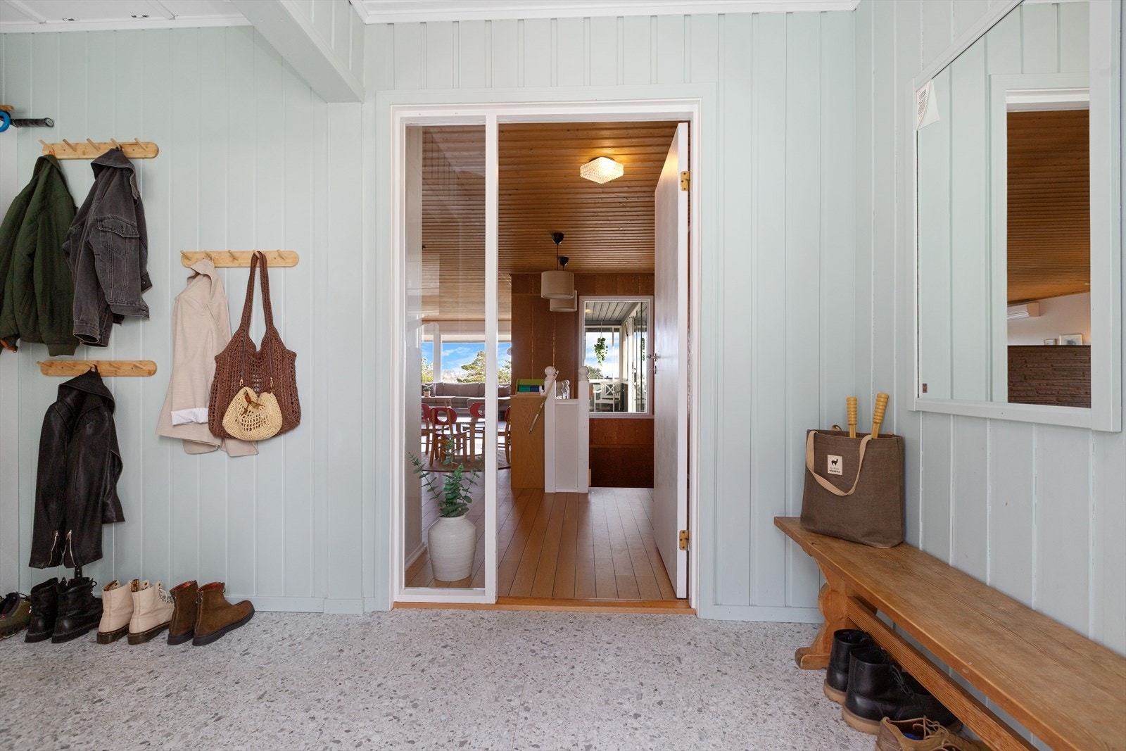 Entréen er romslig med god plass til klær og yttertøy. Galleribilde