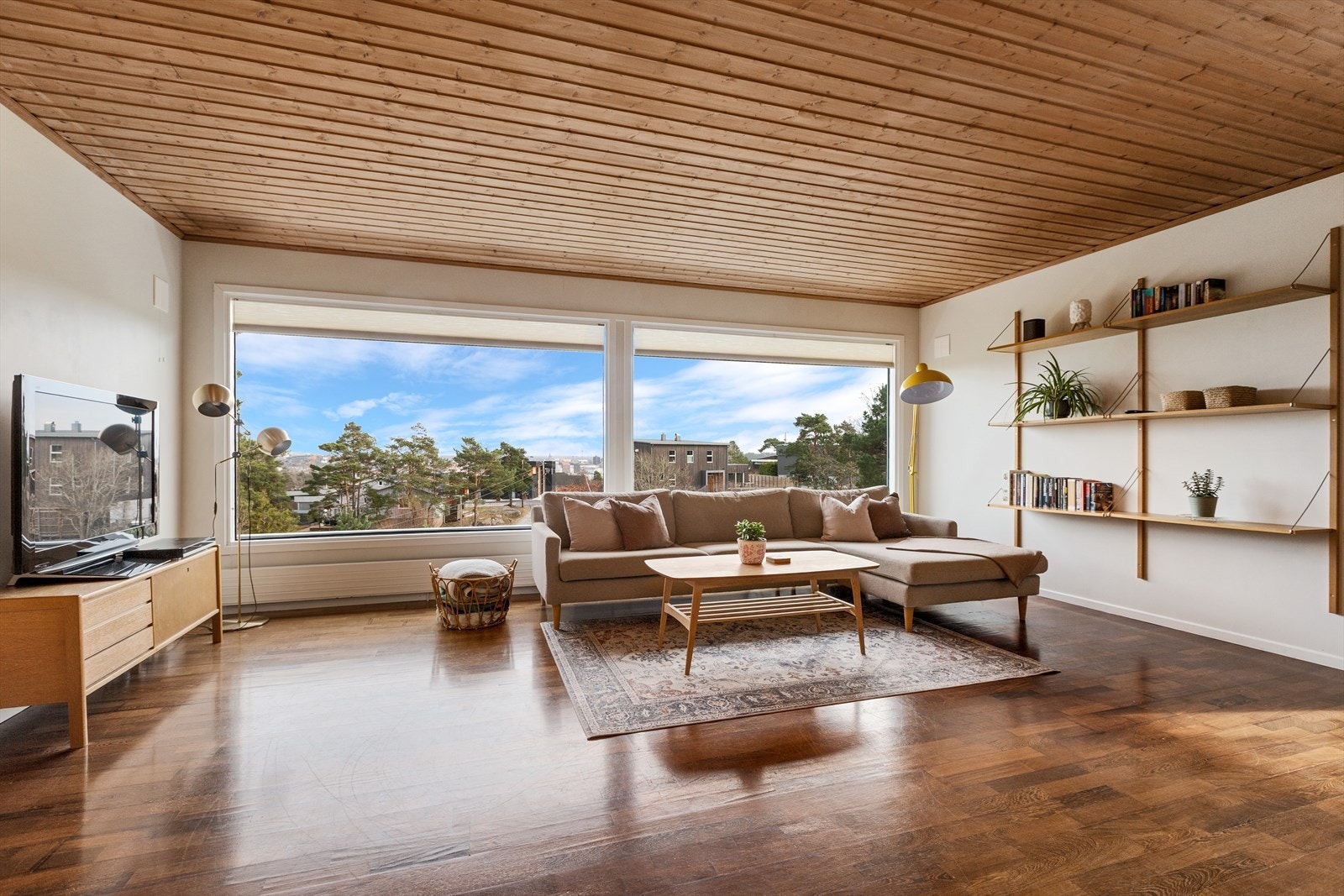 Store vindusflater slipper inn rikelig med naturlig lys og skaper en lys og luftig romfølelse. Galleribilde