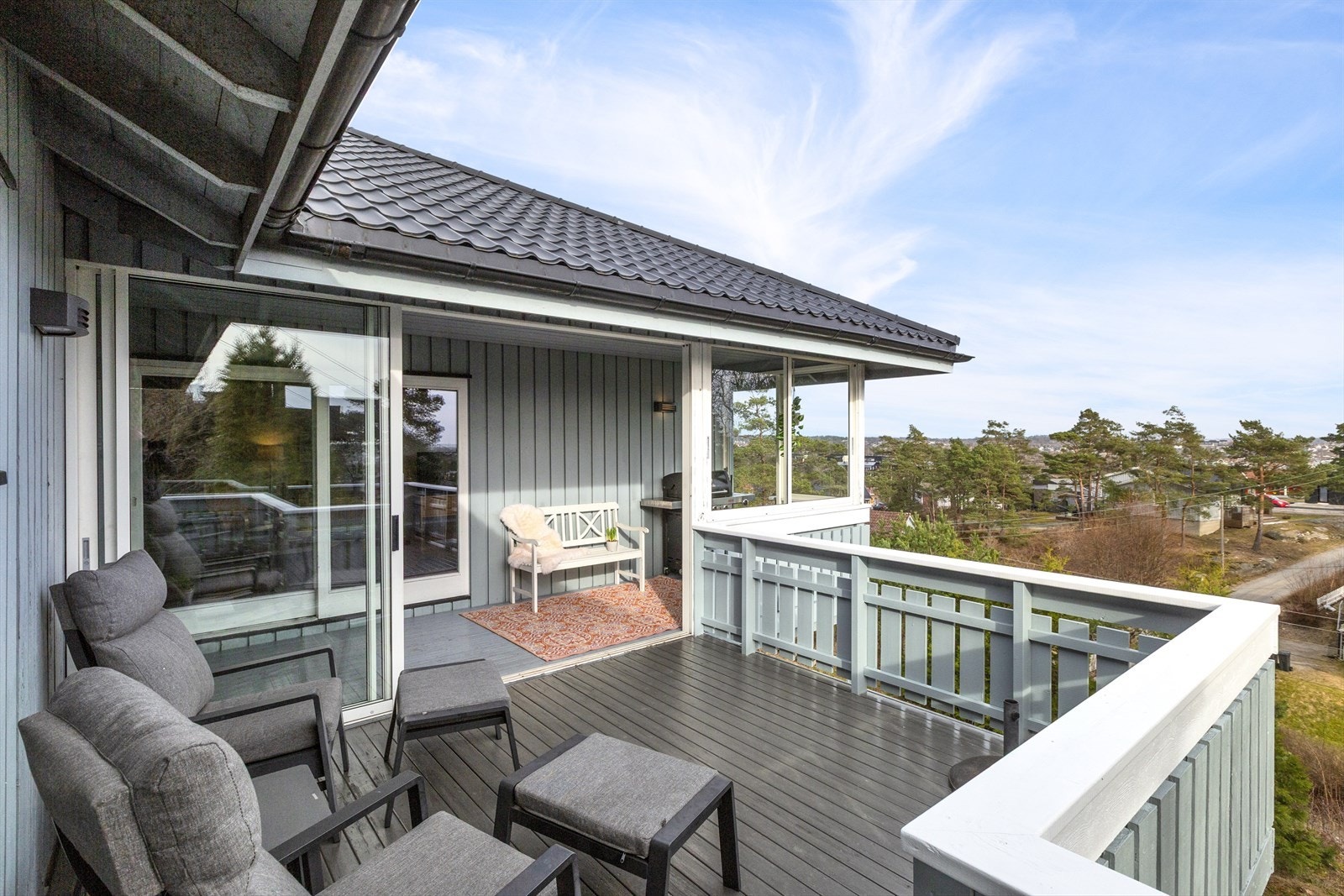 Terrassen ligger lett tilgjengelig fra stuen og byr på en romslig uteplass med gode solforhold. Galleribilde