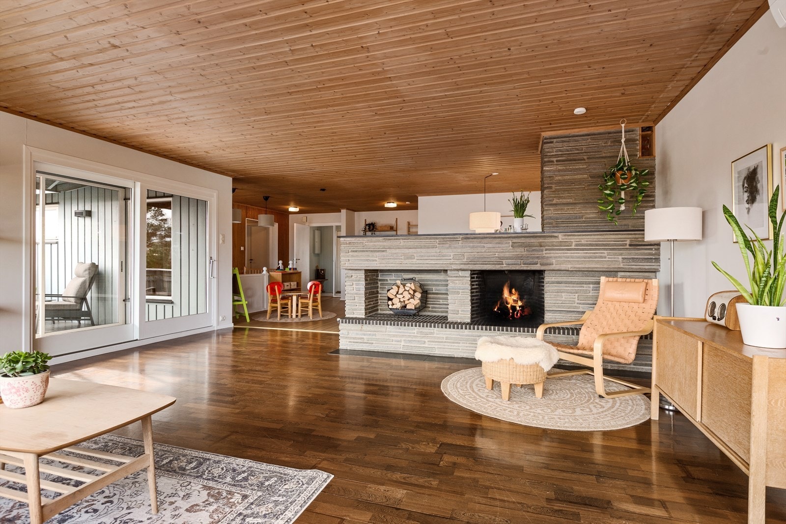 Den innholdsrike planløsningen gir boligen gode og sosiale oppholdsrom med fine møbleringsmuligheter. Galleribilde