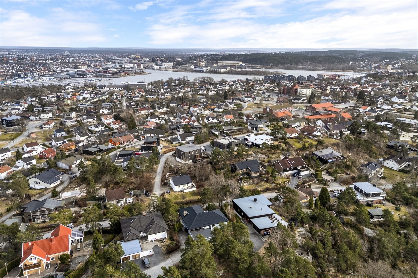 Her bor du i et trygt og familievennlig nabolag med kort avstand til både Fredrikstad sentrum og lokale servicetilbud. Galleribilde