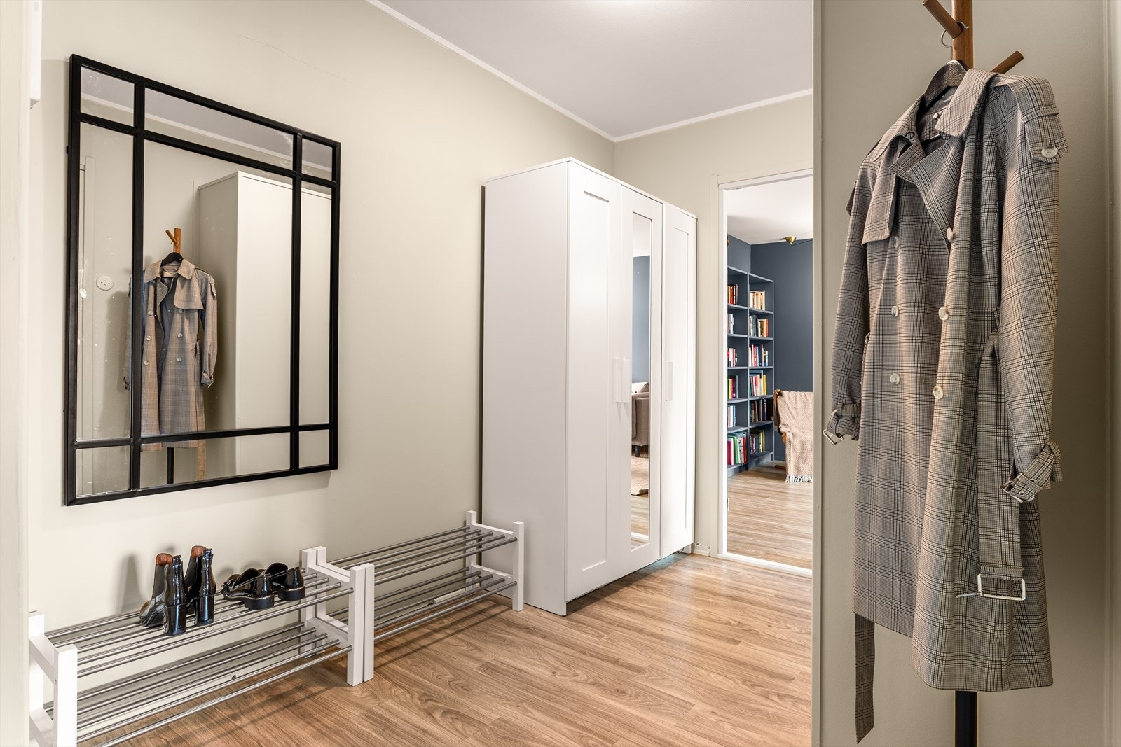 Velkommen hjem! Entréen er lys og innbydende, og sørger for et velfortjent førsteinntrykk av boligen. Galleribilde