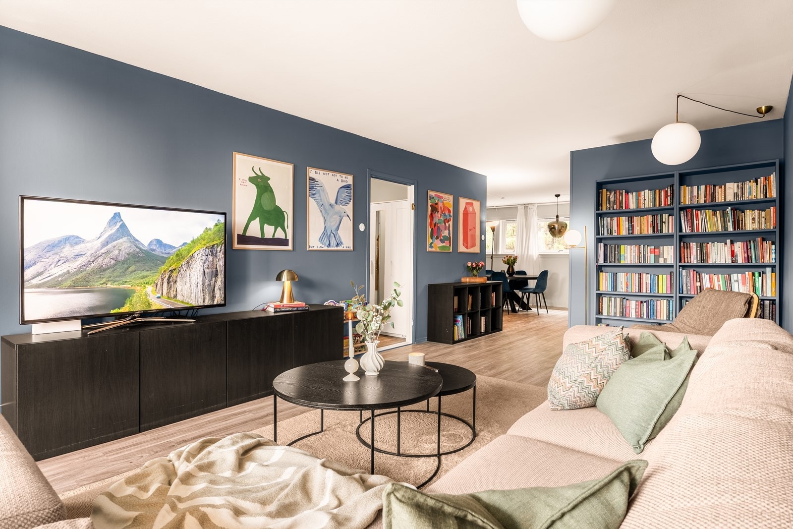 Boligen ble fullstendig oppgradert med overflatebehandling i 2021, inkludert nymalte vegger og nytt gulv. Galleribilde