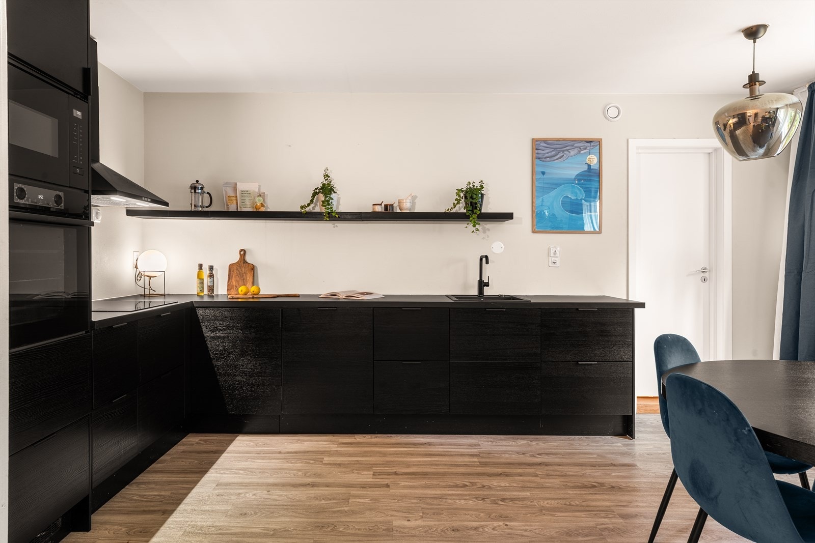 Her får dere et stort og flott arbeidskjøkken med integrerte hvitevarer og godt med skap- og benkeplass. Galleribilde