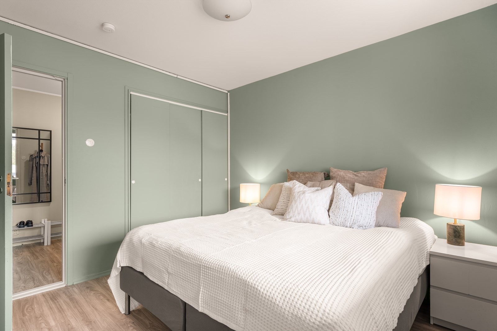 Rommet er malt i en nydelig, dus farge. Naturlig lysinnslipp gir i tillegg energi om morgningen og ro ved solnedgang. Galleribilde