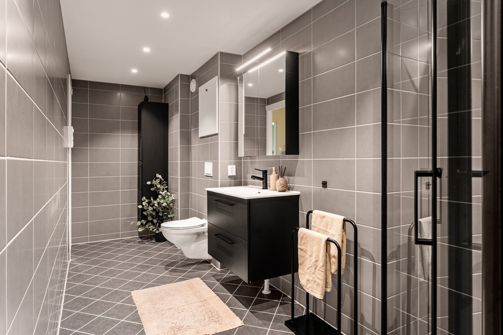 Delikat baderom fra 2024 med deilig gulvvarme, oppført i regi av Sans bygg AS. Galleribilde