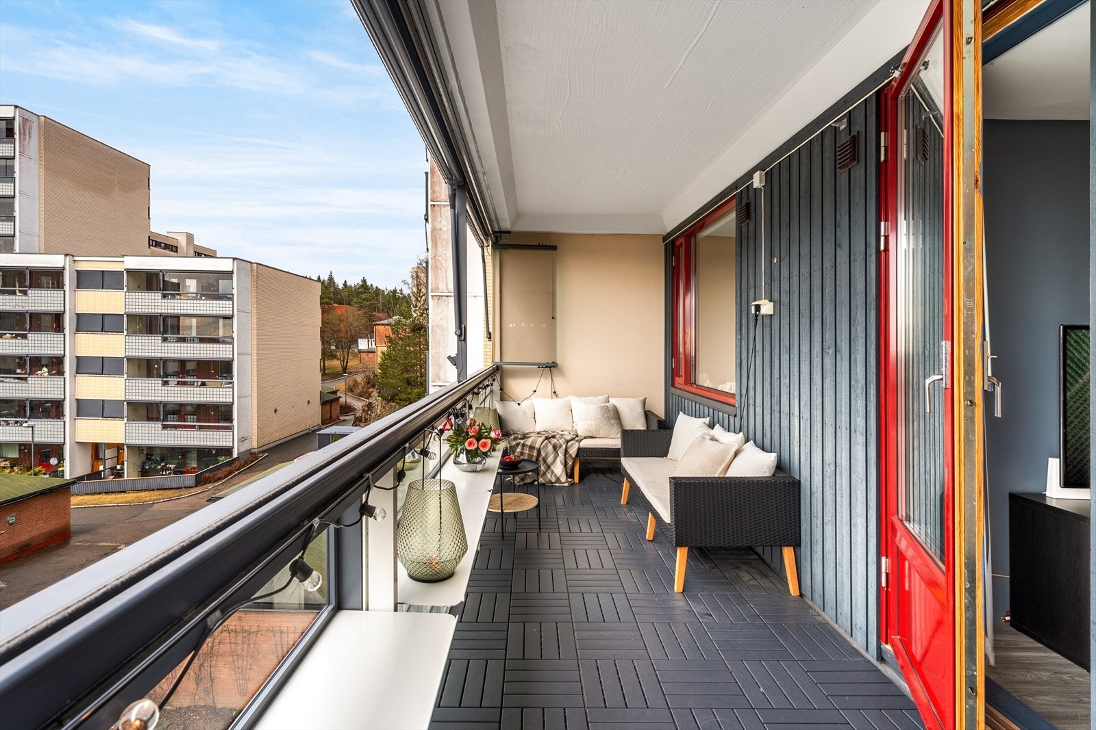 På klare dager nytes soles fra lunsjtider og frem til kl.14:00, før den titter frem igjen på ettermiddagen rundt 17:00-18:00. Galleribilde