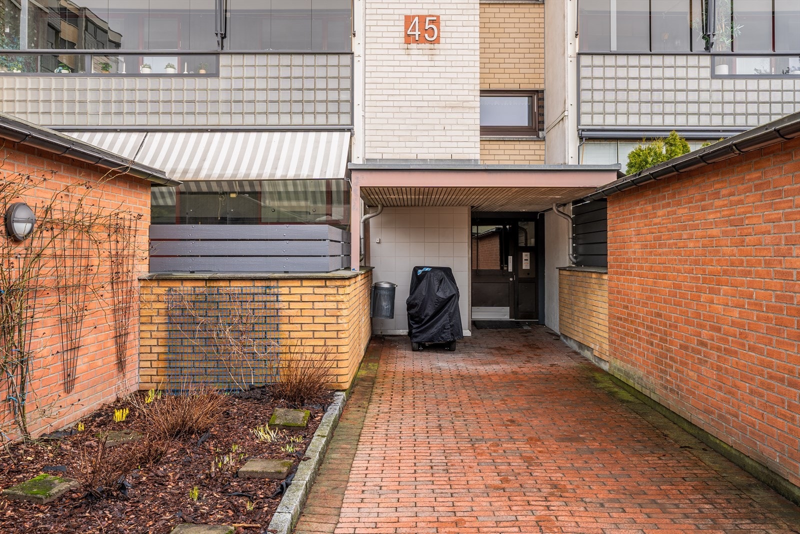 Fra pene, opparbeidede fellesarealer finner dere boligen med god, intern beliggenhet. Galleribilde