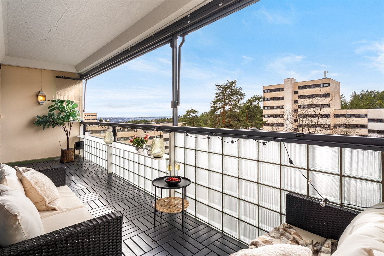 Innred etter eget ønske og behov med både planter, grill og diverse utemøblement. Galleribilde