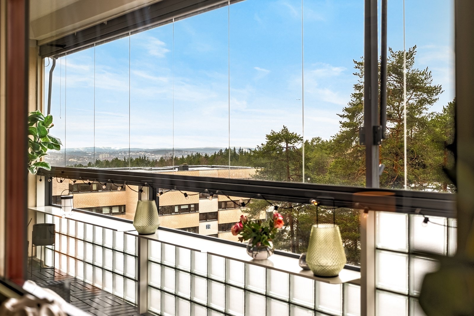 Med utsikt over by og natur er det tilrettelagt for mange hyggelige stunder utendørs. Galleribilde