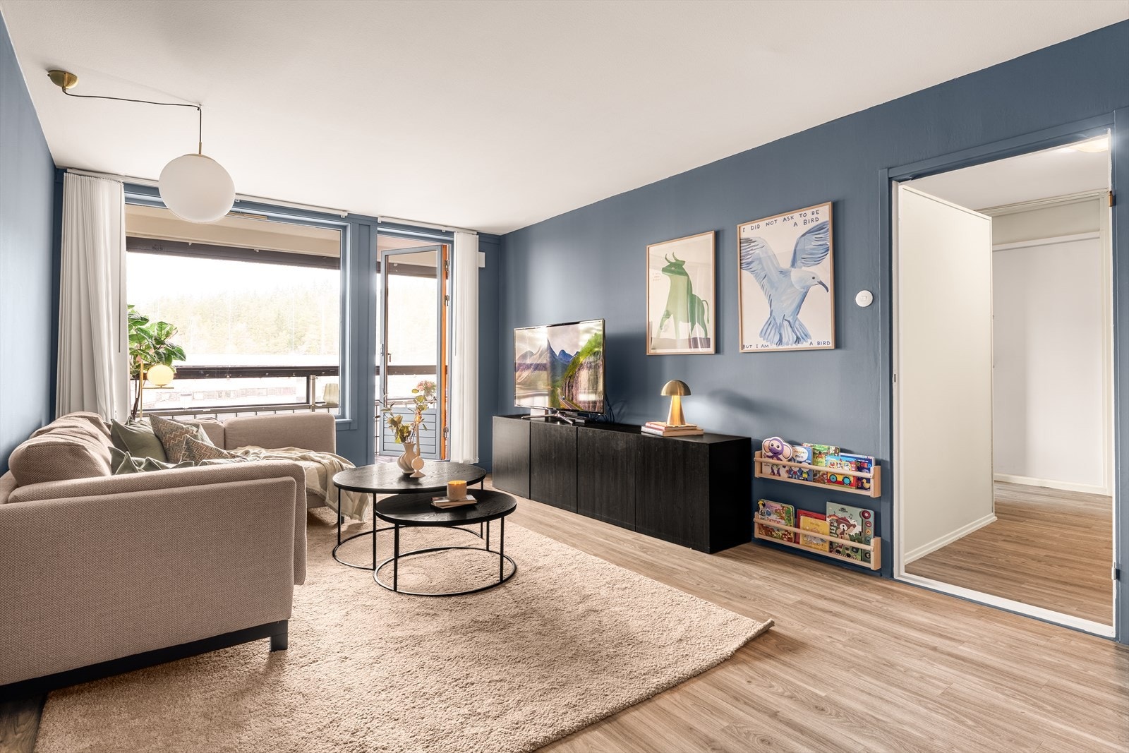 Store vindusflater og utgang til balkong sørger for gode innvendige lysforhold og en luftig romfølelse. Galleribilde