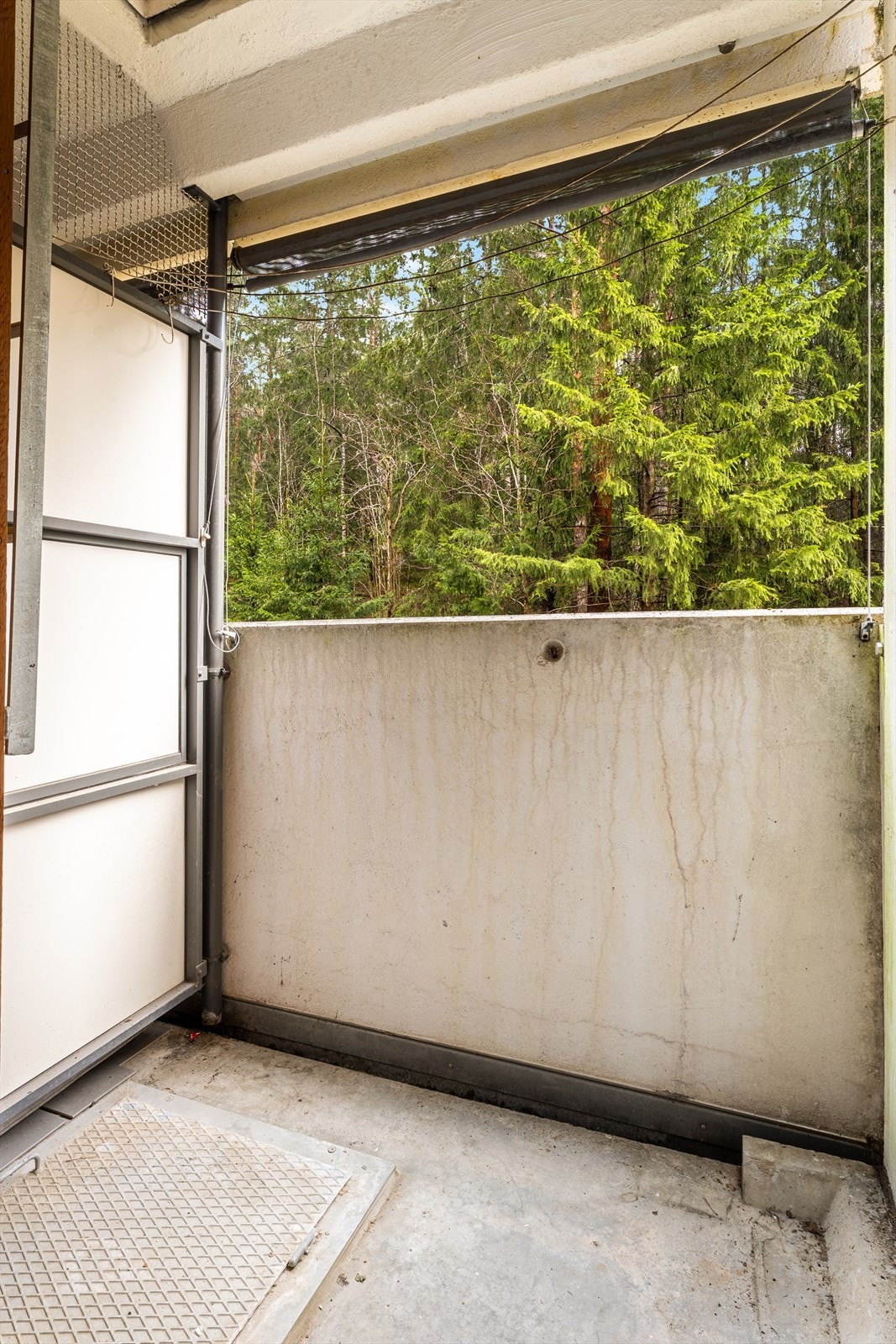 Gulvet er belagt med støpt betongdekke og har et areal på 2,1 kvm. Galleribilde