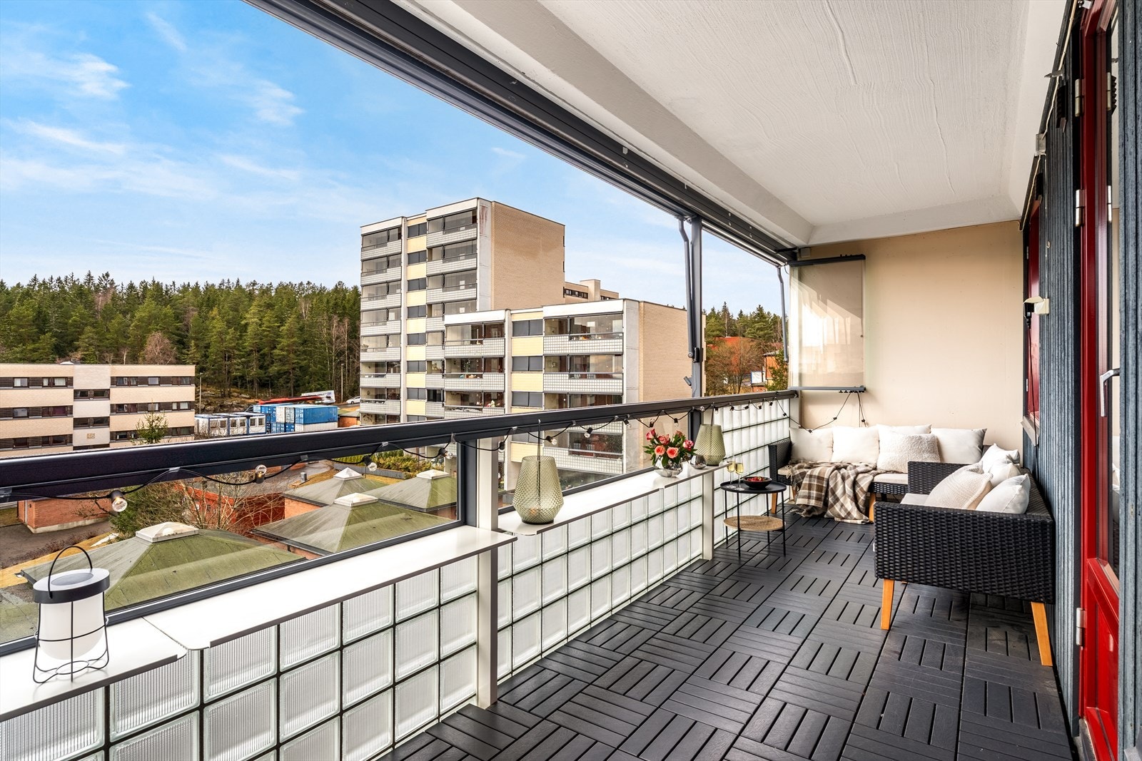 Gulvet er belagt med plastbrikker på støpt betongdekke. Høyde på rekkverk til glassfelt er målt til 1,07m. Galleribilde