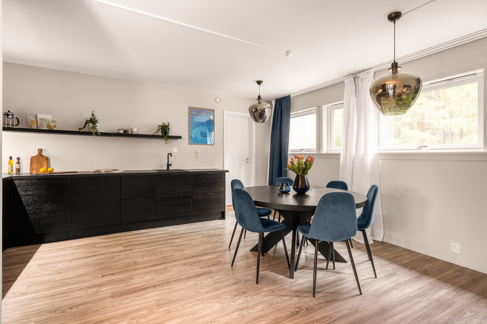 Spisebordet finner sin ideelle plass i en naturlig del av rommet. Galleribilde