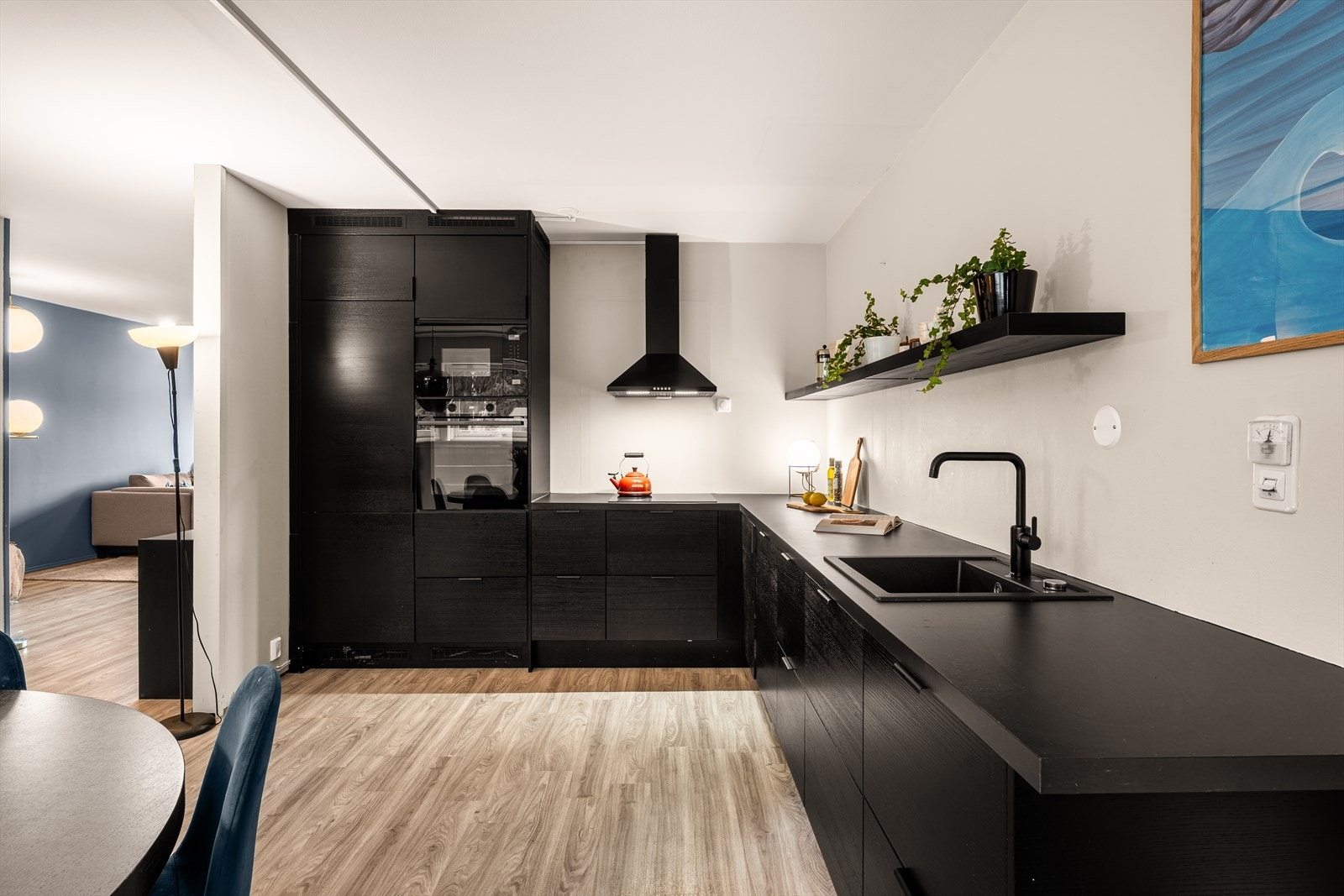 Lekkert Epoq-kjøkken fra 2021 med glatte fronter og laminert benkeplate. Galleribilde