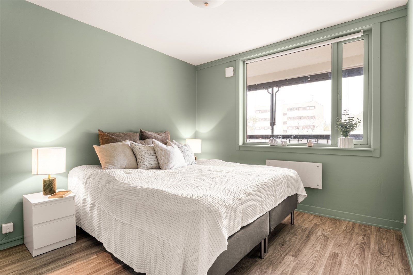 Romslig hovedsoverom med god plass til dobbeltseng, nattbord og annet ønsket møblement. Galleribilde