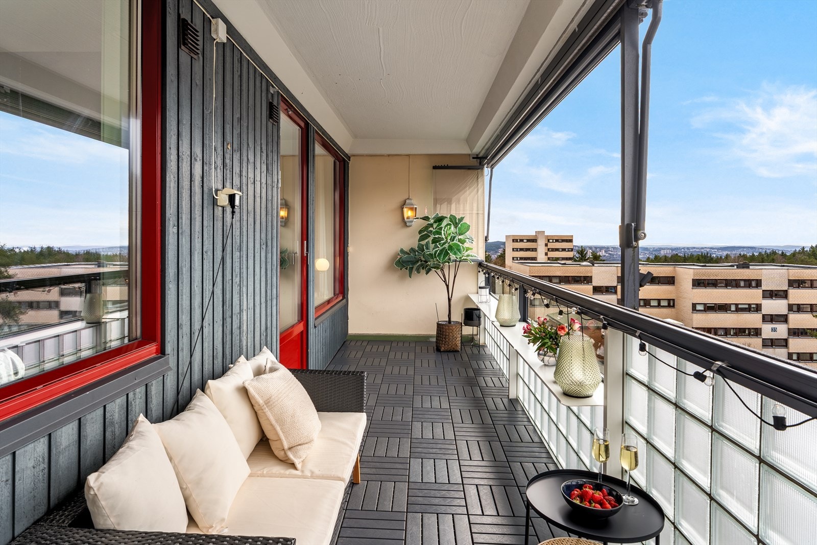 Boligen ligger høyt og fritt i byggets 2. etasje og har en attraktiv beliggenhet i borettslaget. Galleribilde