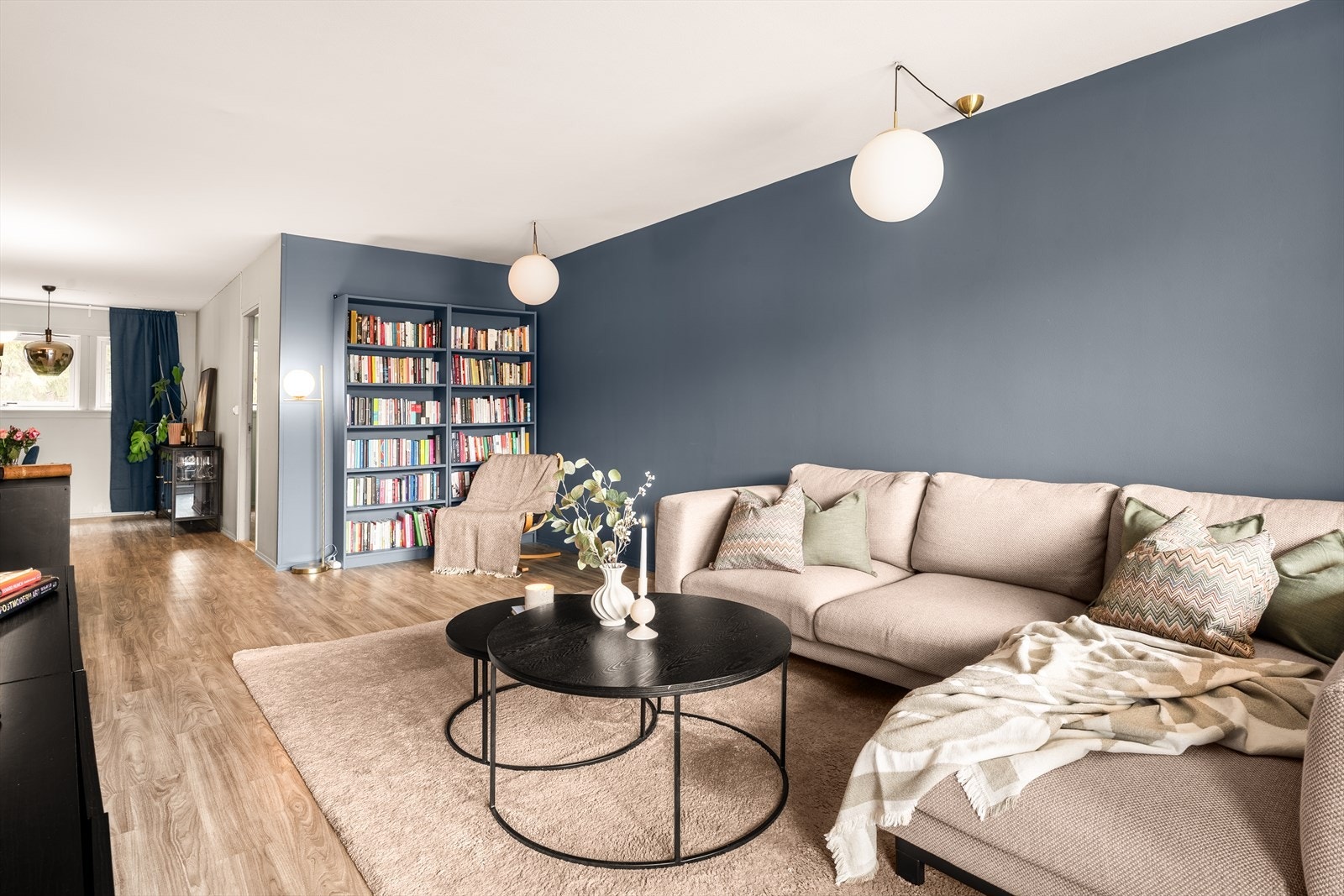 Overflater fremstår med delikate fargetoner på vegger og lys laminat på gulv. Galleribilde