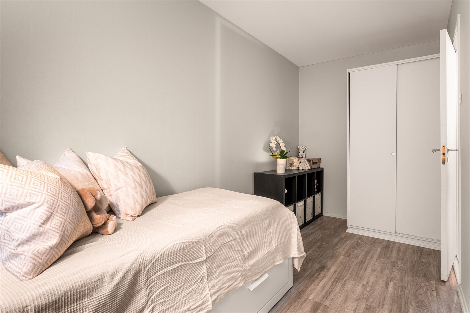 Rommet egner seg ypperlig som bl.a barnerom, gjesteværelse eller kontor - alt etter ønske og behov! Galleribilde