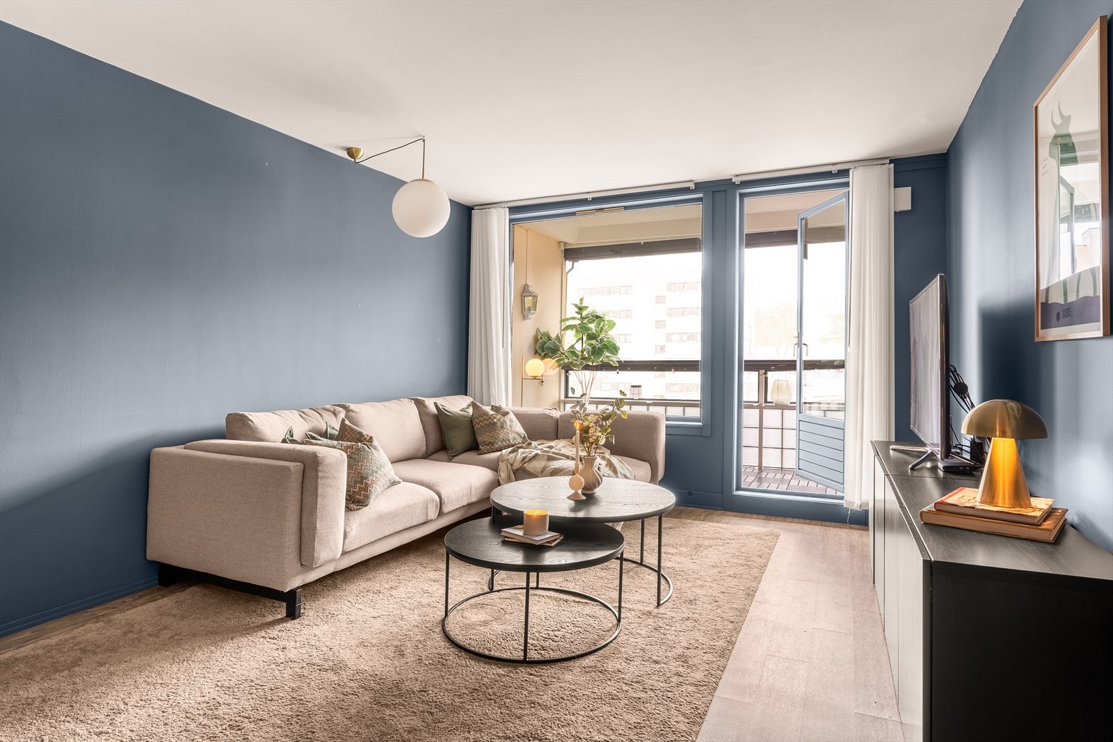 Stor og flott stue med god plass til sofagruppe, salongbord, TV-seksjon og annet ønsket møblement. Galleribilde