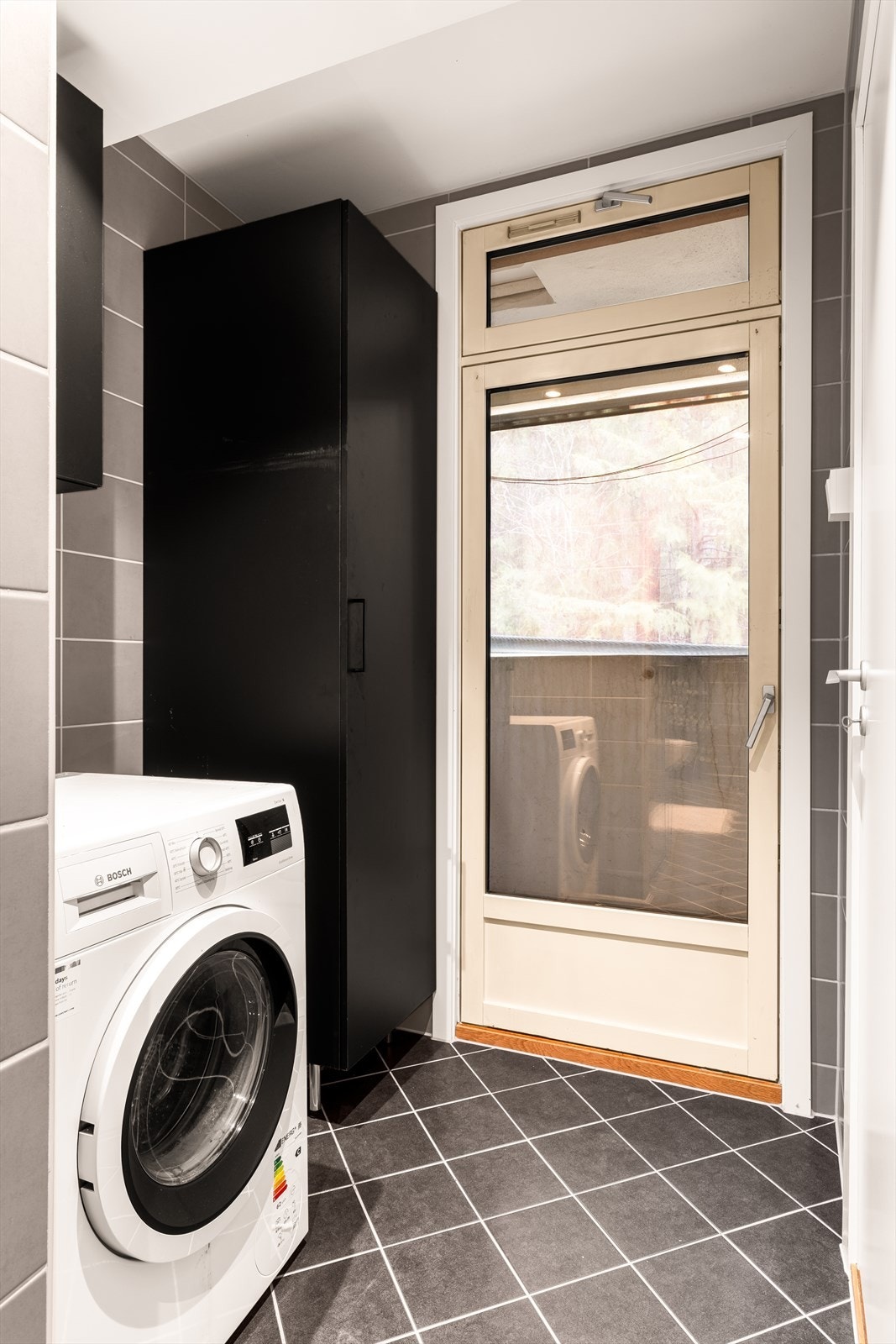 Fra badet har dere også adkomst til luftebalkong med frodig utsyn. Galleribilde